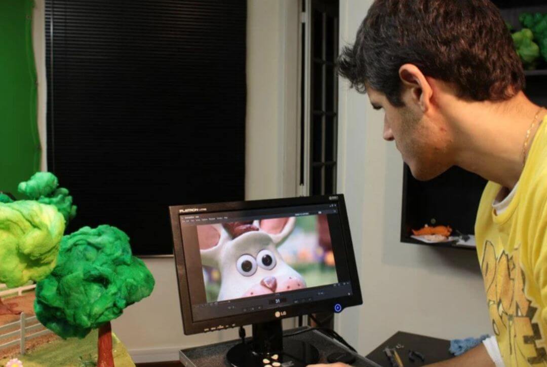 Foto do diretor e editor Iury Pinto realizando um trabalho de animação e stop motion.